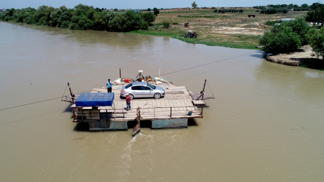 Ceyhan Nehri’ni 150 yıllık sal ile geçiyorlar